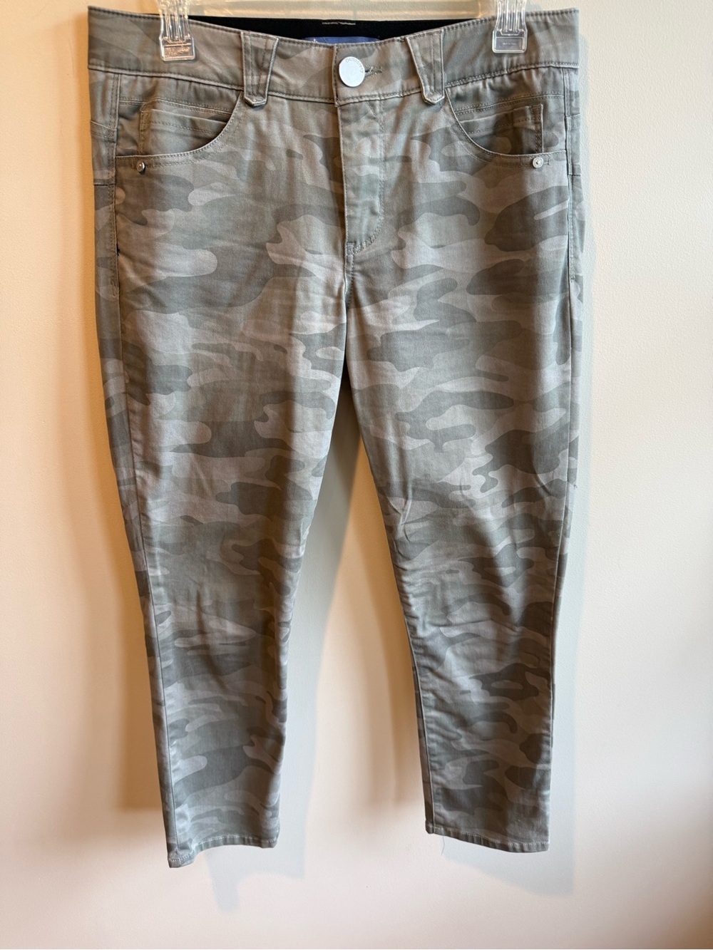 Democracy Ab Solution Light Olive Green Camouflage Straight Leg Jeans, size 8